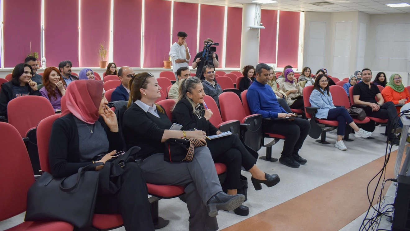 Akademisyenler için İngilizce Konuşma Kulübü programı başladı